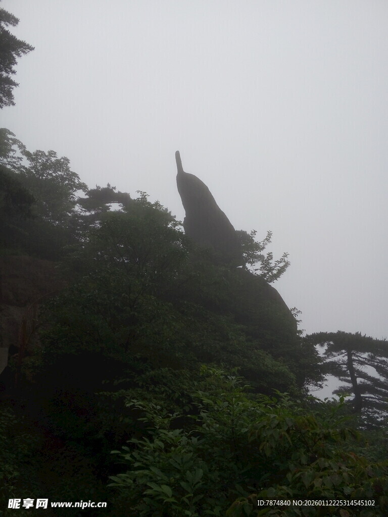 云雾中尖耸的山峰