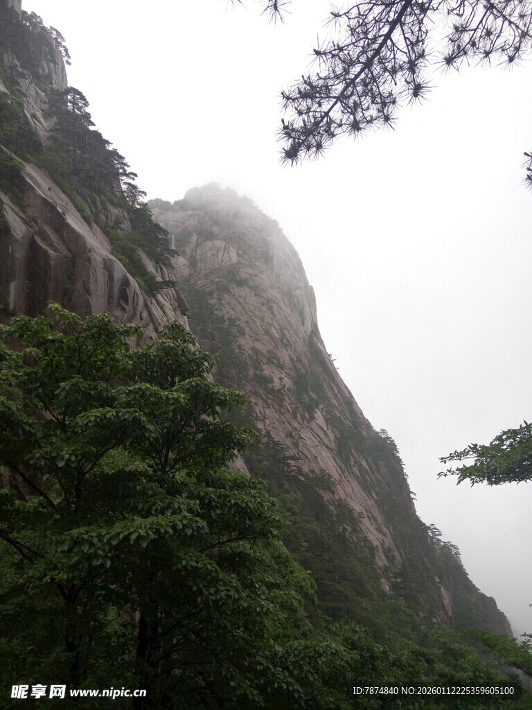 云雾缭绕的巍峨青山