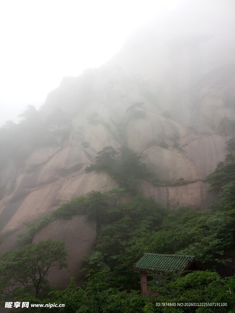 云雾缭绕的山间景色