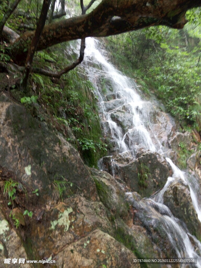 山间瀑布溪流自然美景