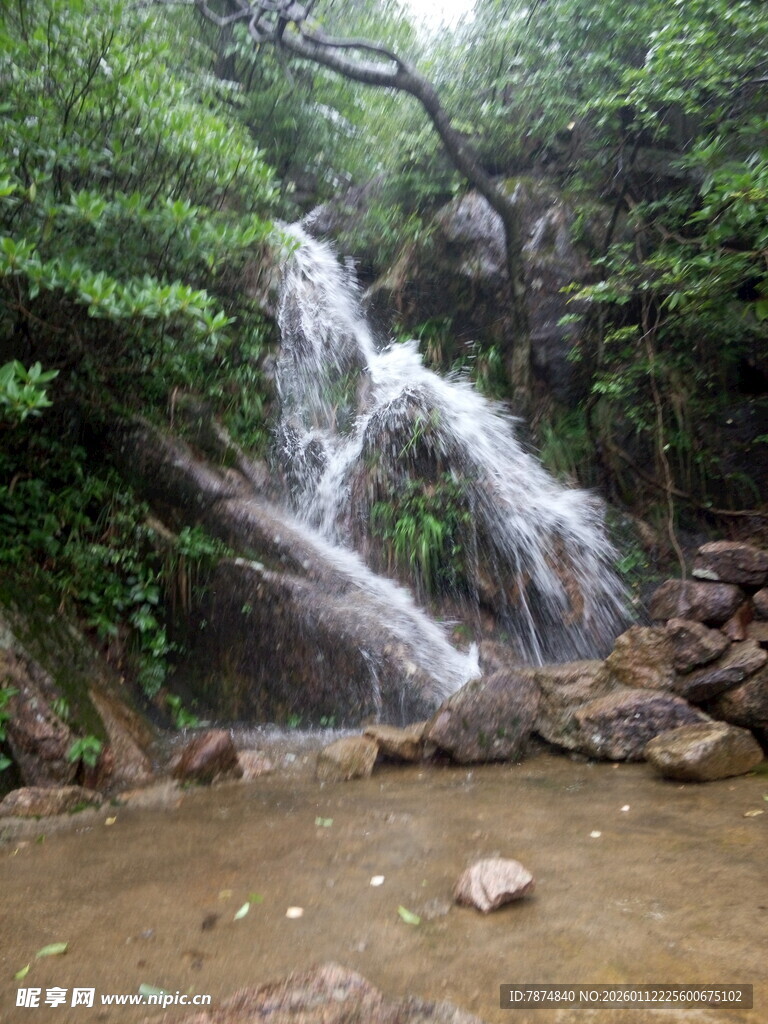 山间瀑布 自然清新之景