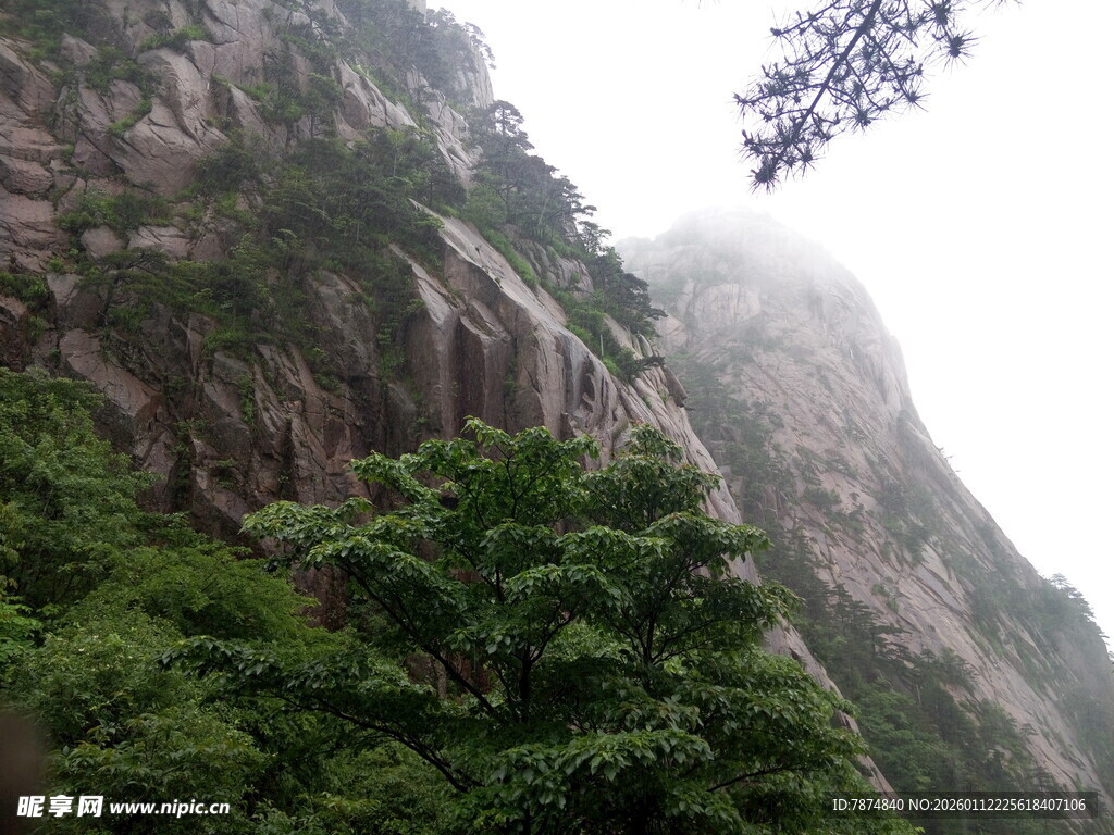 云雾缭绕的峻峭山峰