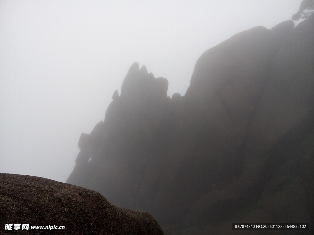 云雾缭绕的险峻山峰