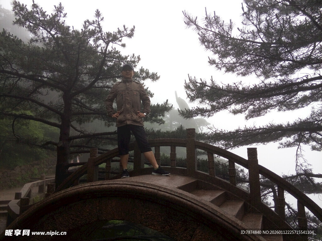 湖畔木桥漫步景