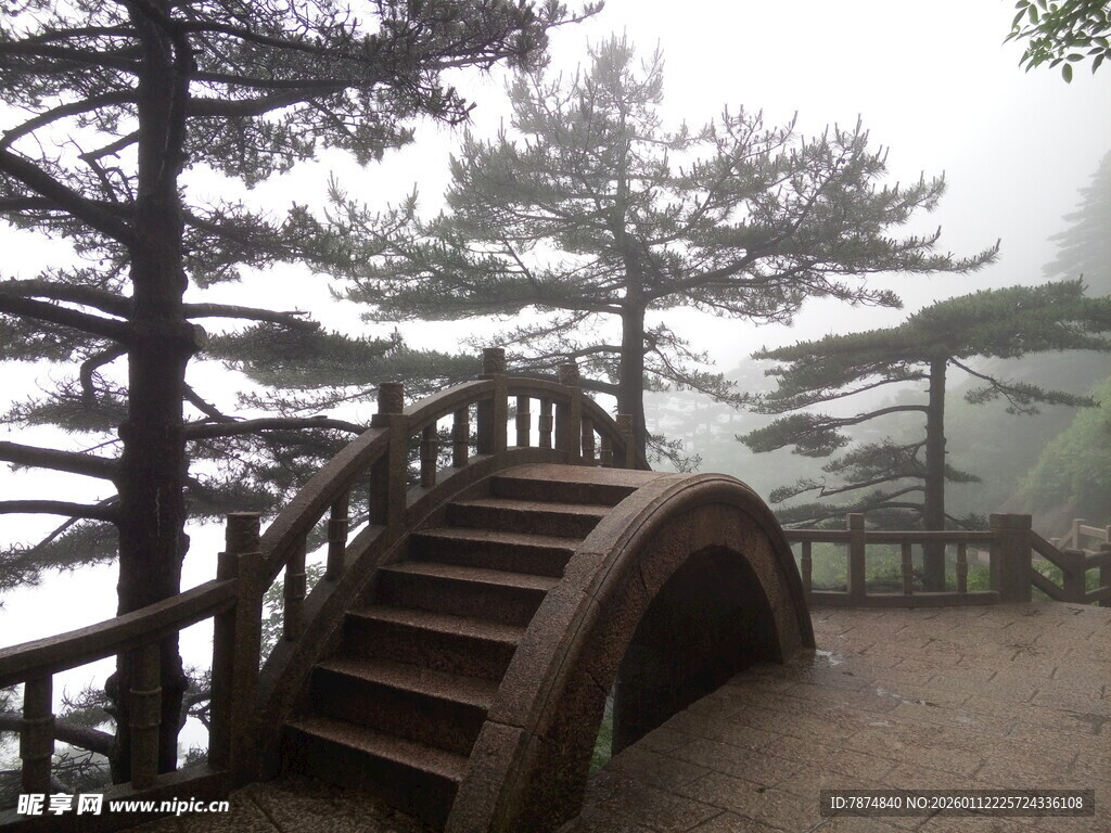 山间木桥隐于雾中
