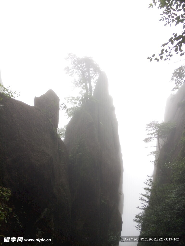 云雾缭绕的险峻山峰