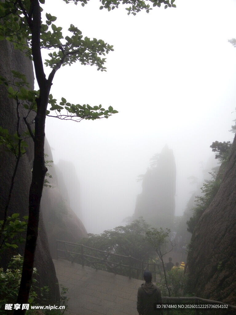 云雾缭绕的山间小径