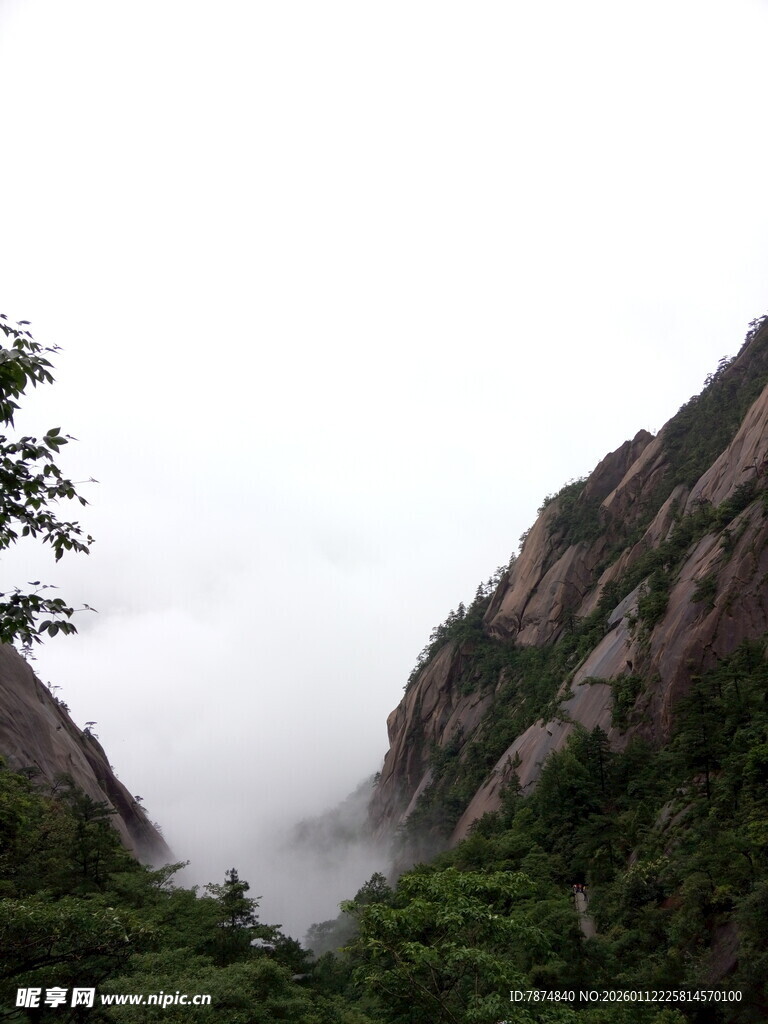 云雾缭绕的壮美山峰景色