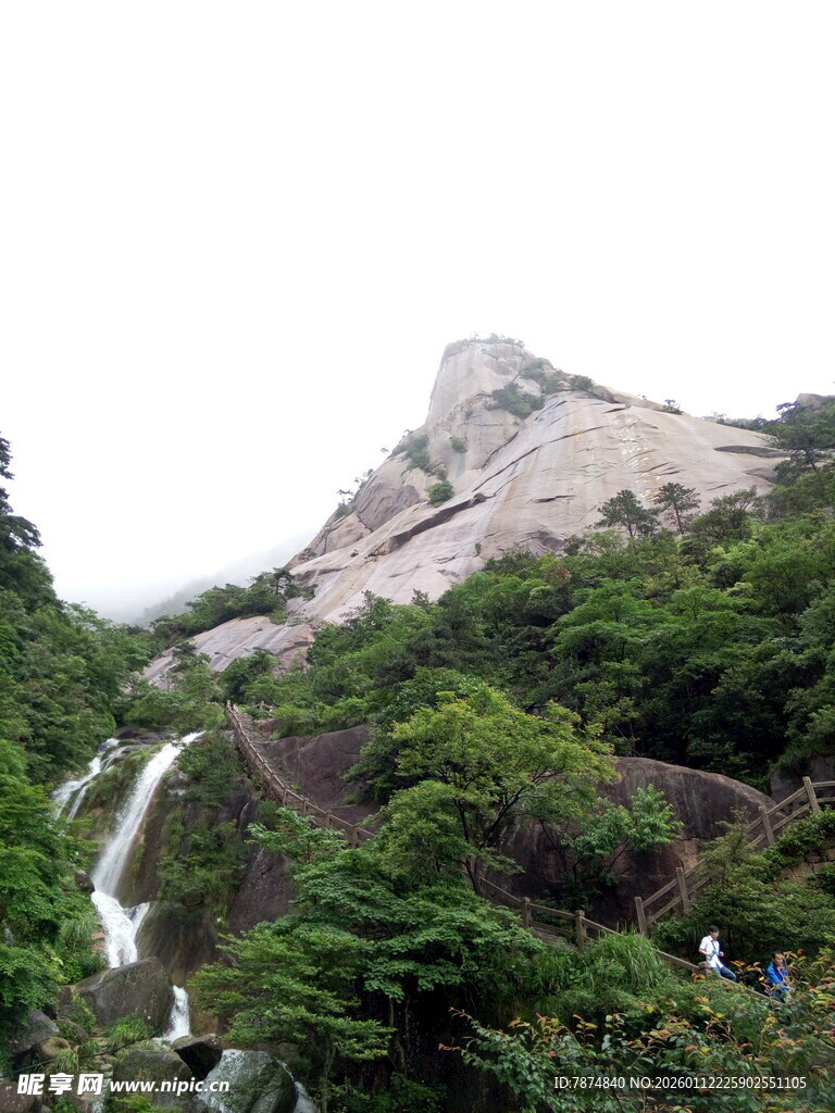 山间瀑布与葱郁植被景观