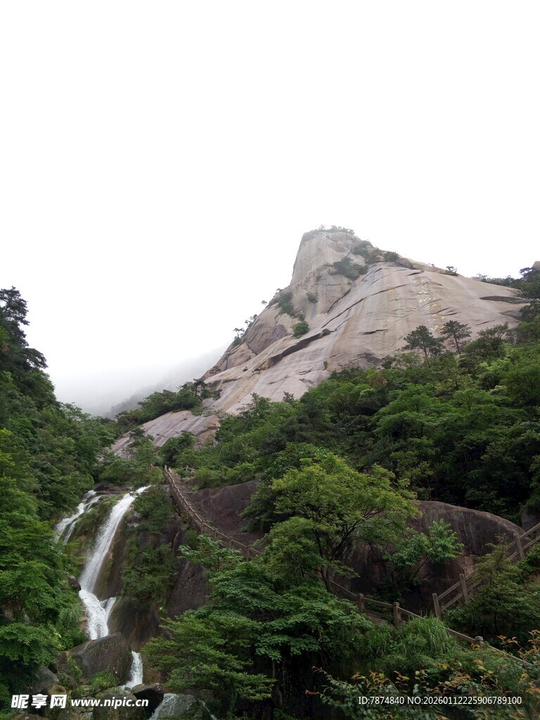 山间瀑布与巍峨山峰景观
