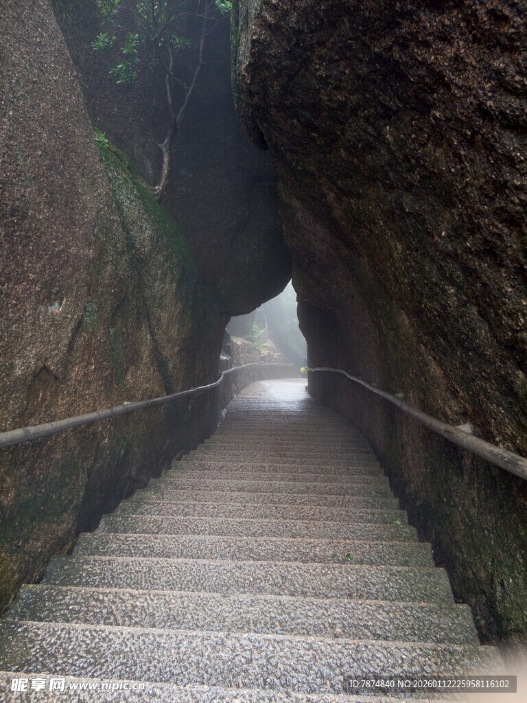 山间幽径石阶穿行于巨石间