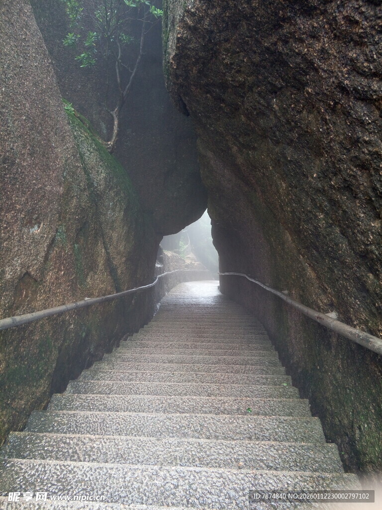 山间石缝中的蜿蜒石阶