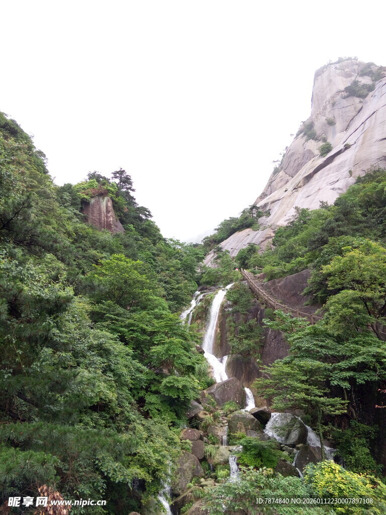 山间飞瀑伴葱郁林木