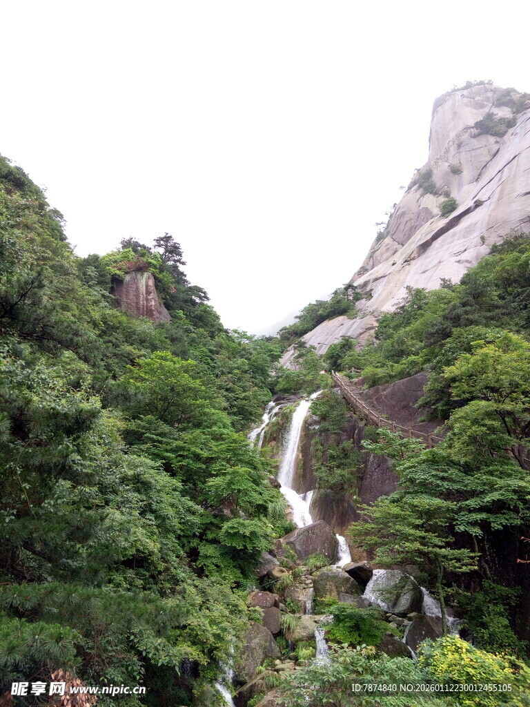 山间飞瀑伴葱郁林木