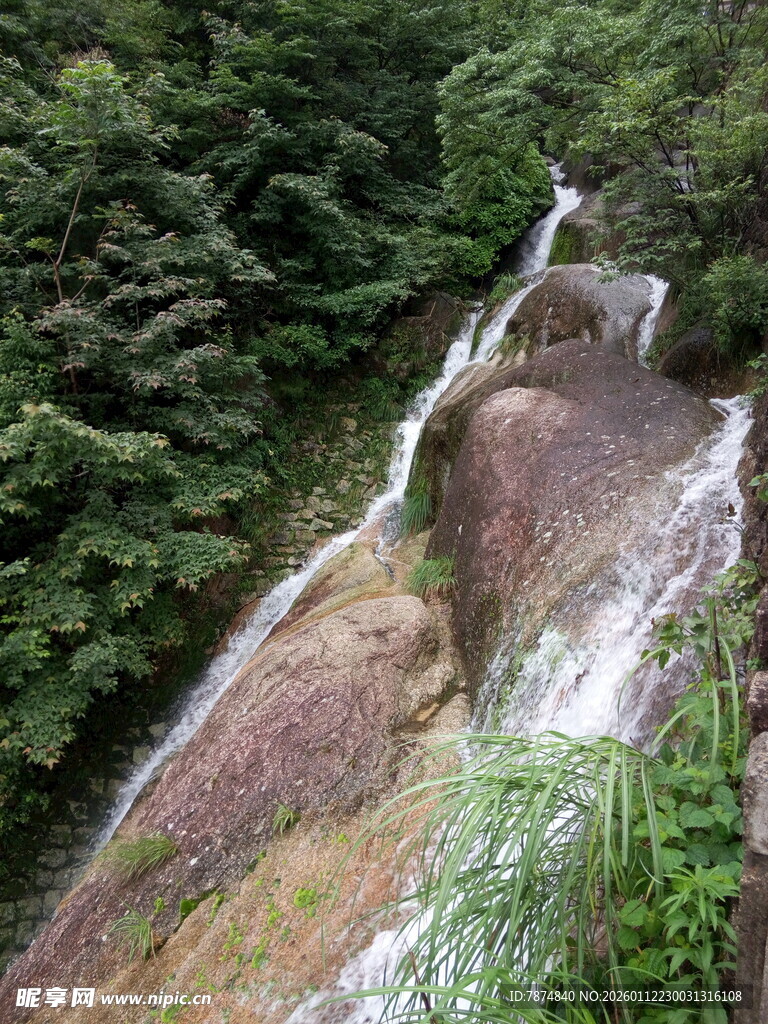 山间飞瀑 绿意环绕的美景