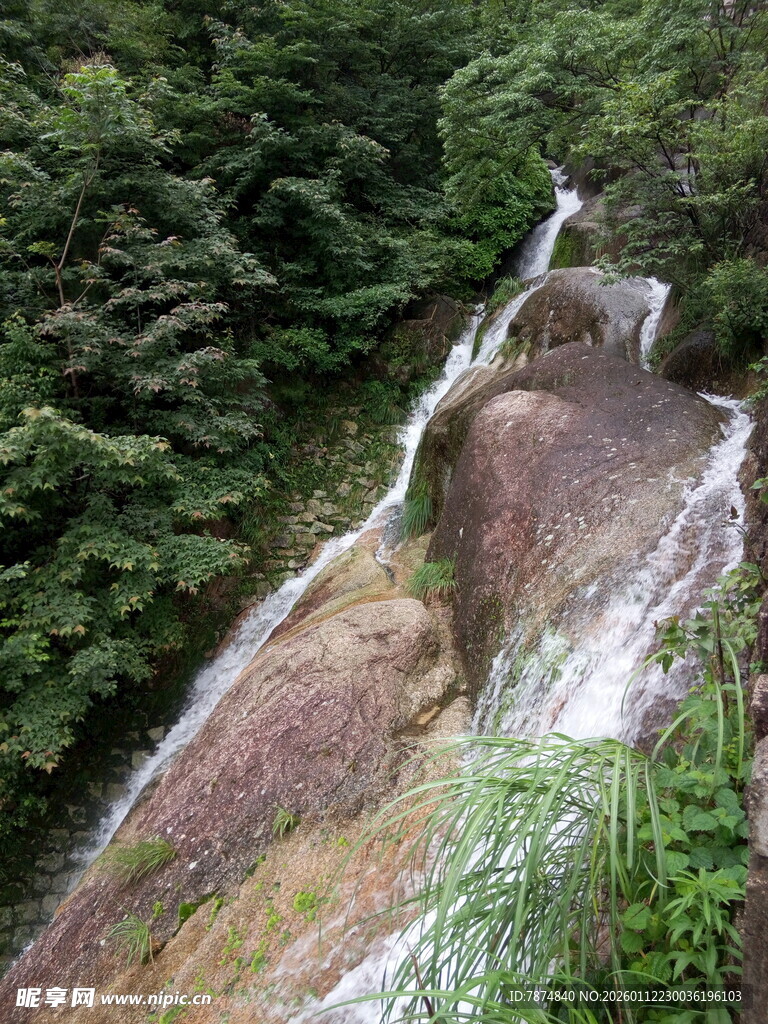 山间飞瀑 绿意环绕之景