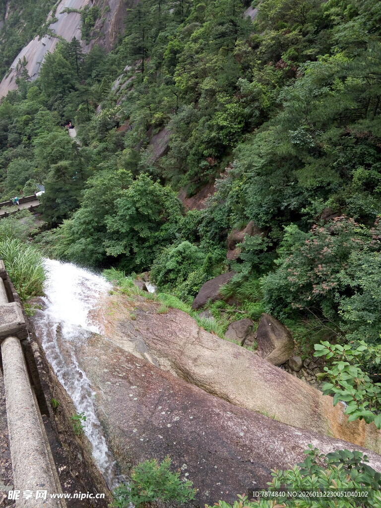 山间流水旁的石砌小径