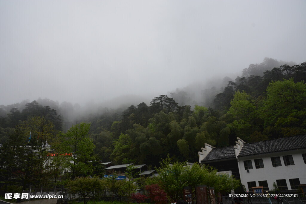 云雾缭绕中的山间民居