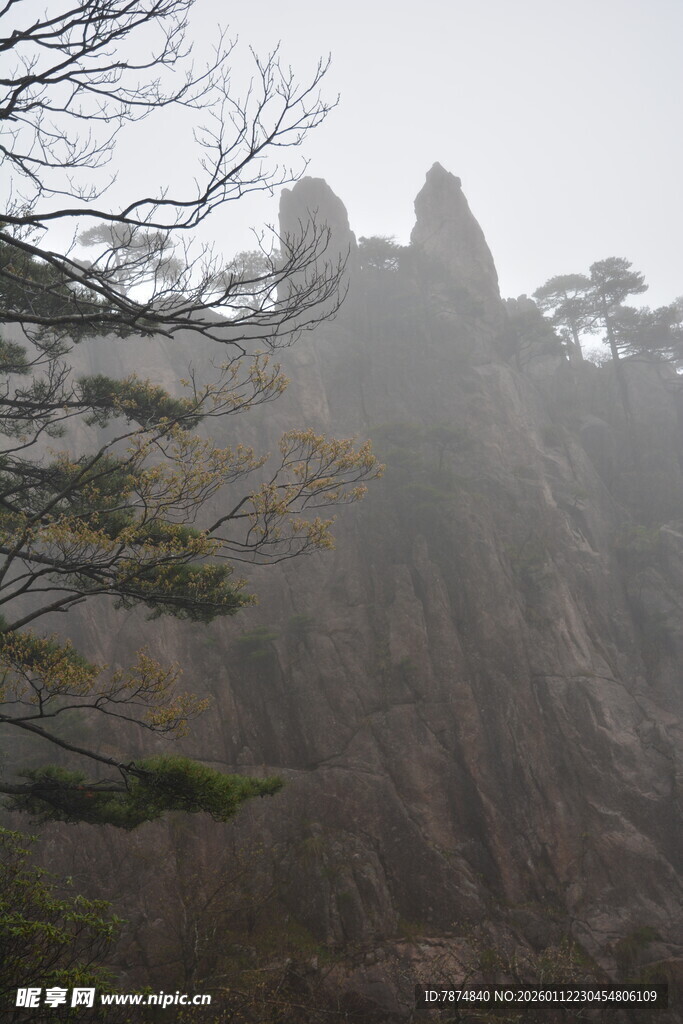 云雾缭绕的巍峨山峰