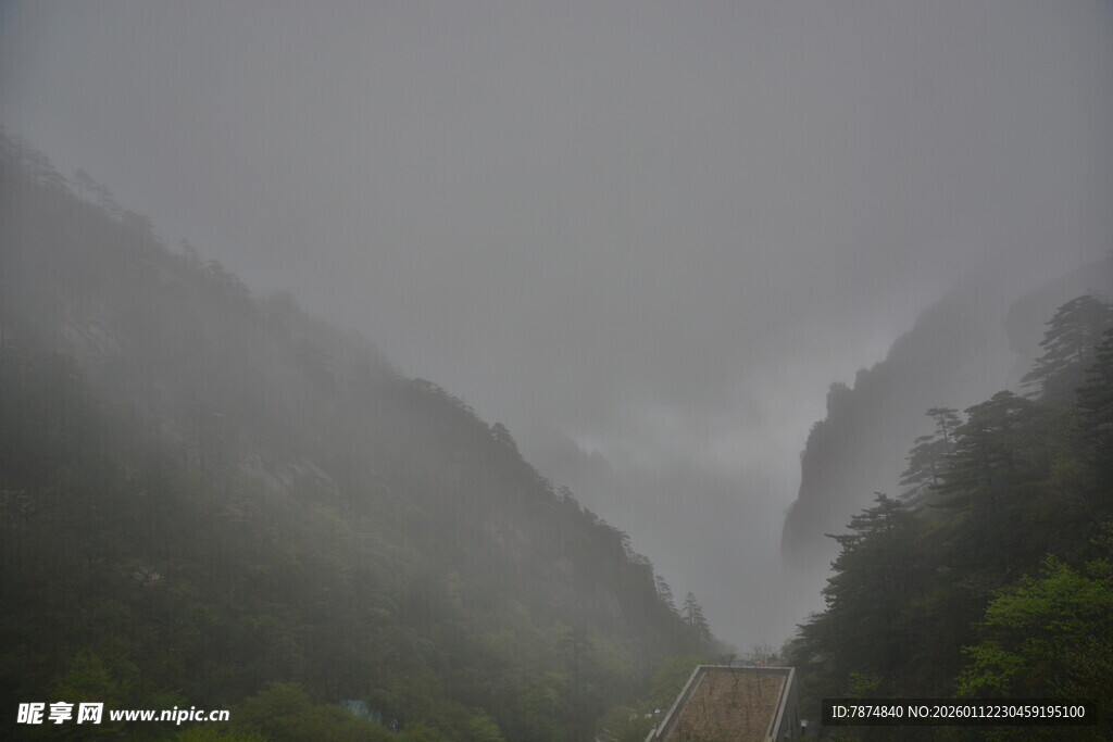 山间迷雾中的朦胧景致