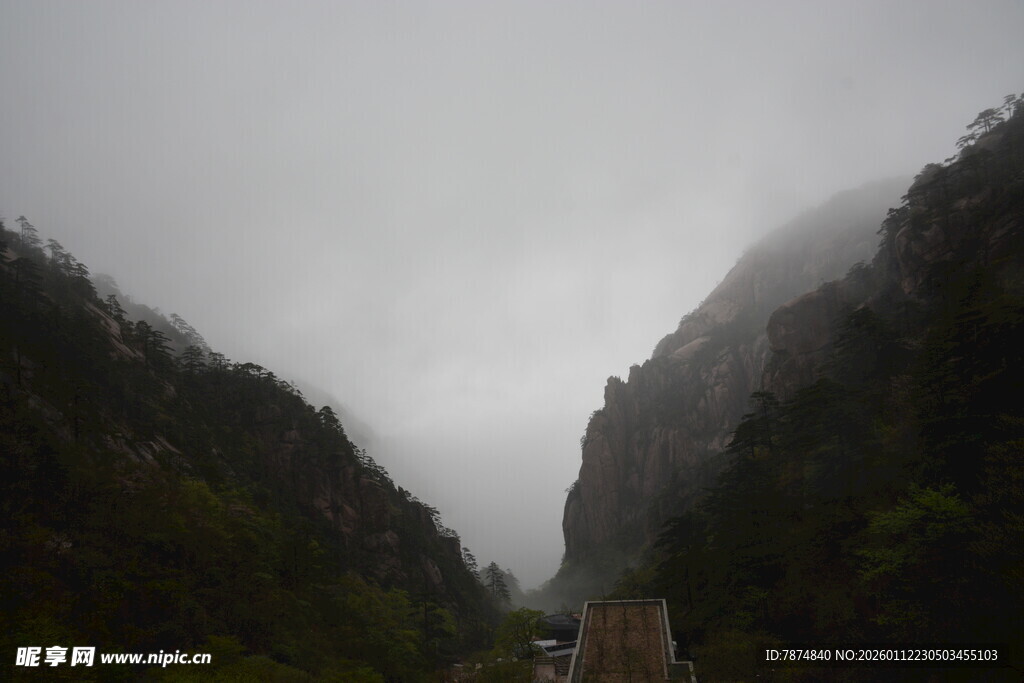 云雾缭绕的山间公路