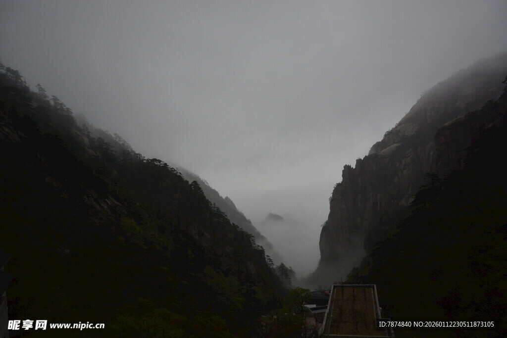 云雾缭绕的山间峡谷