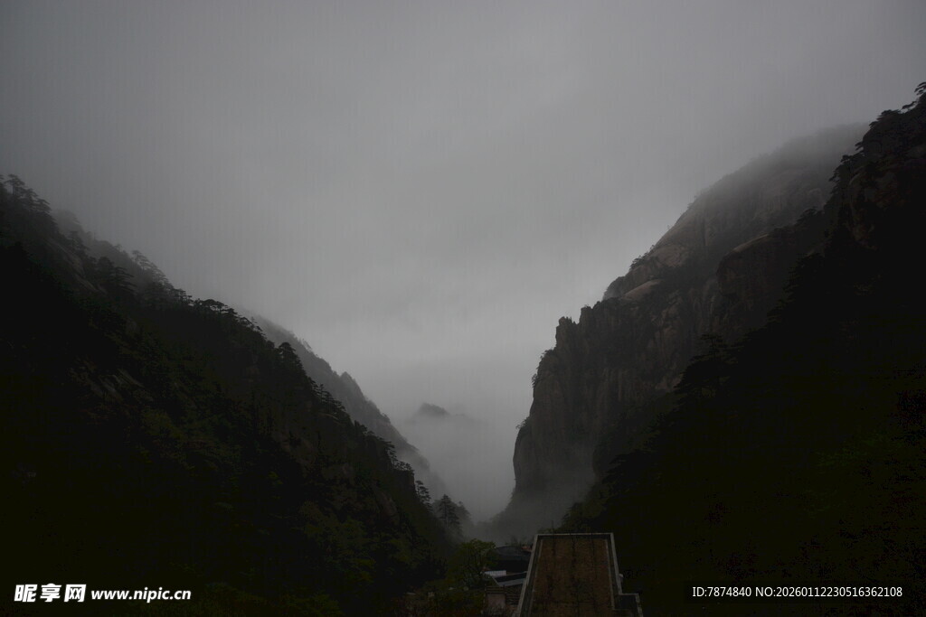 云雾缭绕的山谷景观