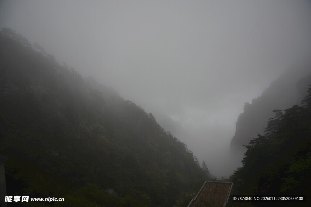 山间云雾缭绕的神秘景象