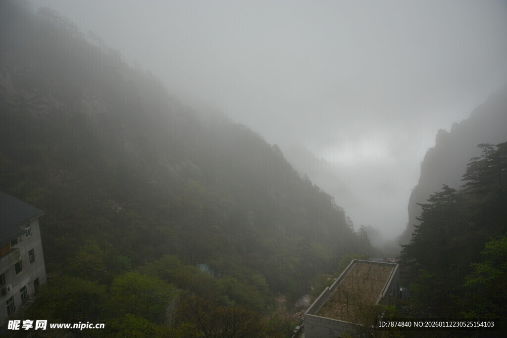 山间雾景 朦胧静谧之美