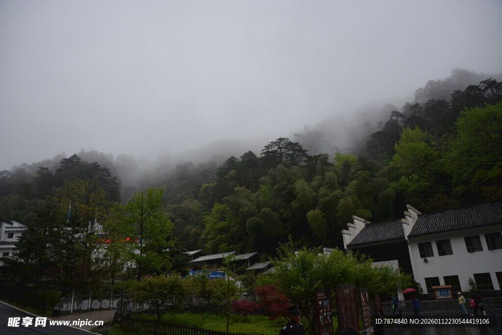 云雾缭绕的山间小屋
