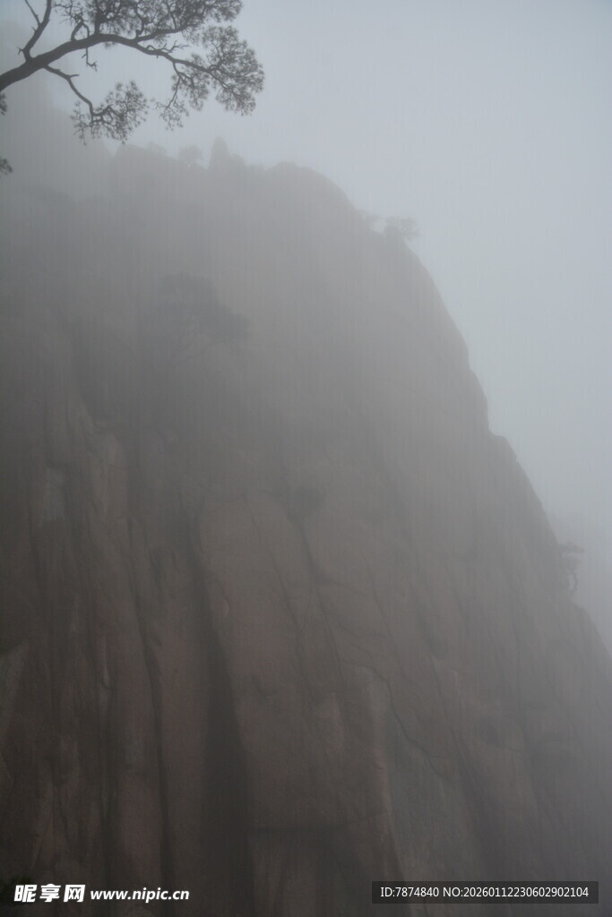 雾中峻峭山峰