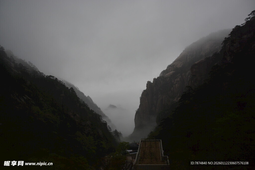 云雾缭绕的山间道路