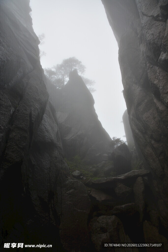 云雾缭绕中的险峻山景