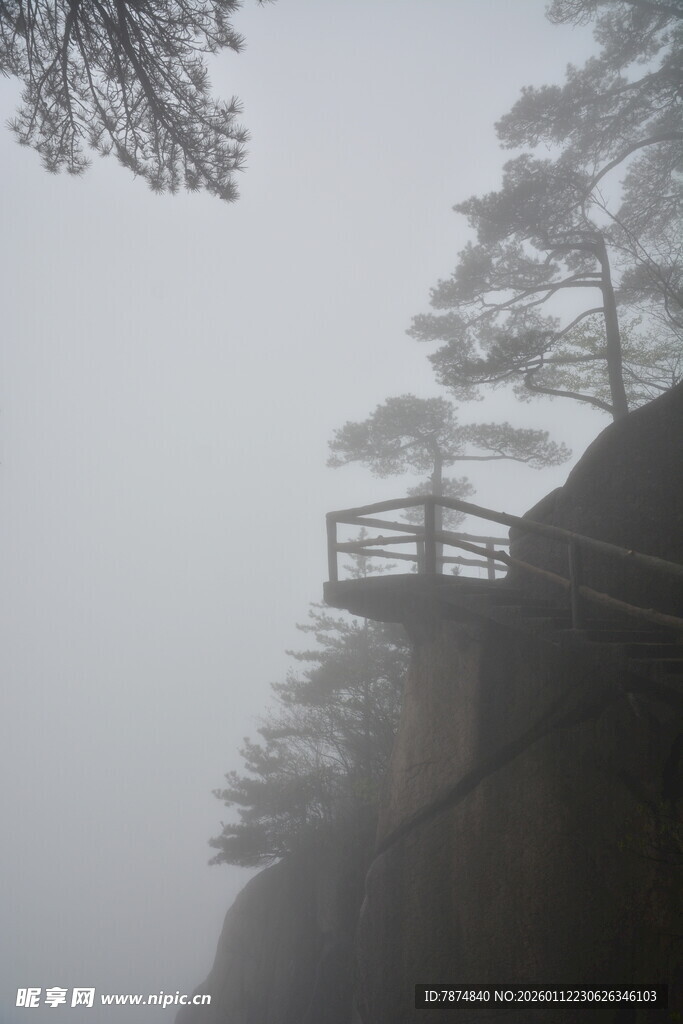 雾中悬崖观景台