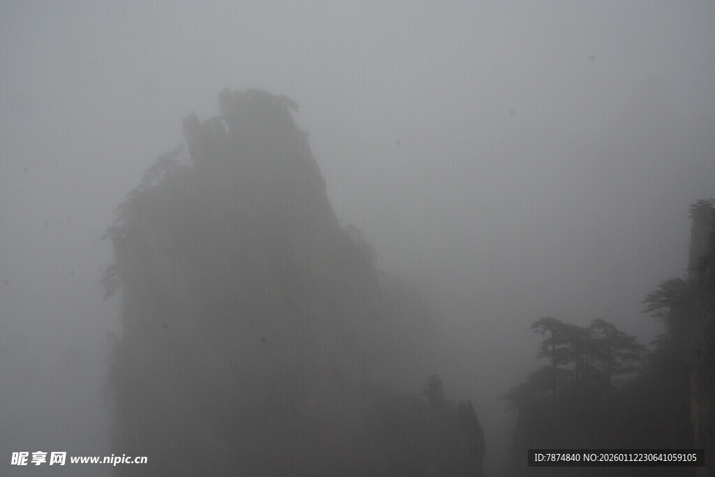 雾中峻峭山峰