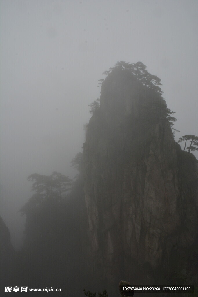 云雾缭绕的险峻山峰