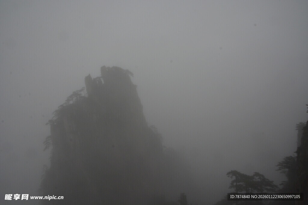 雾中峻峭山峰
