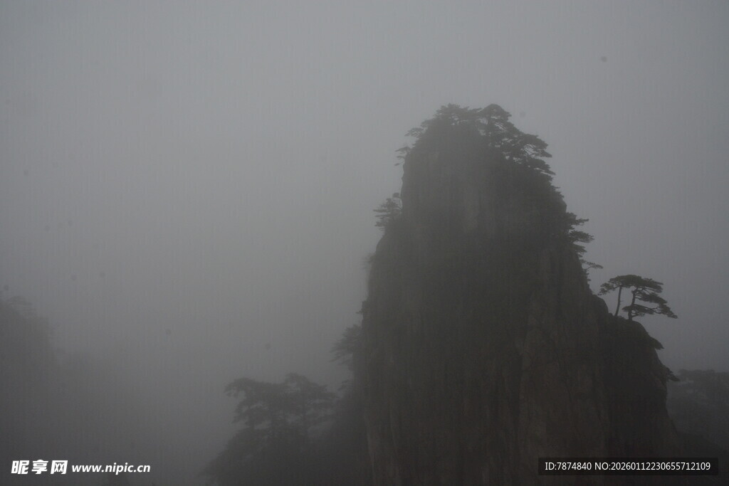 雾中峻峭山峰