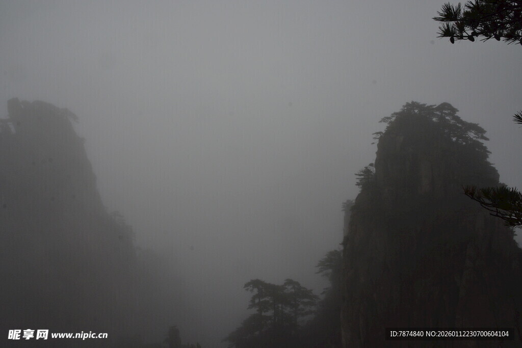 雾中奇峰