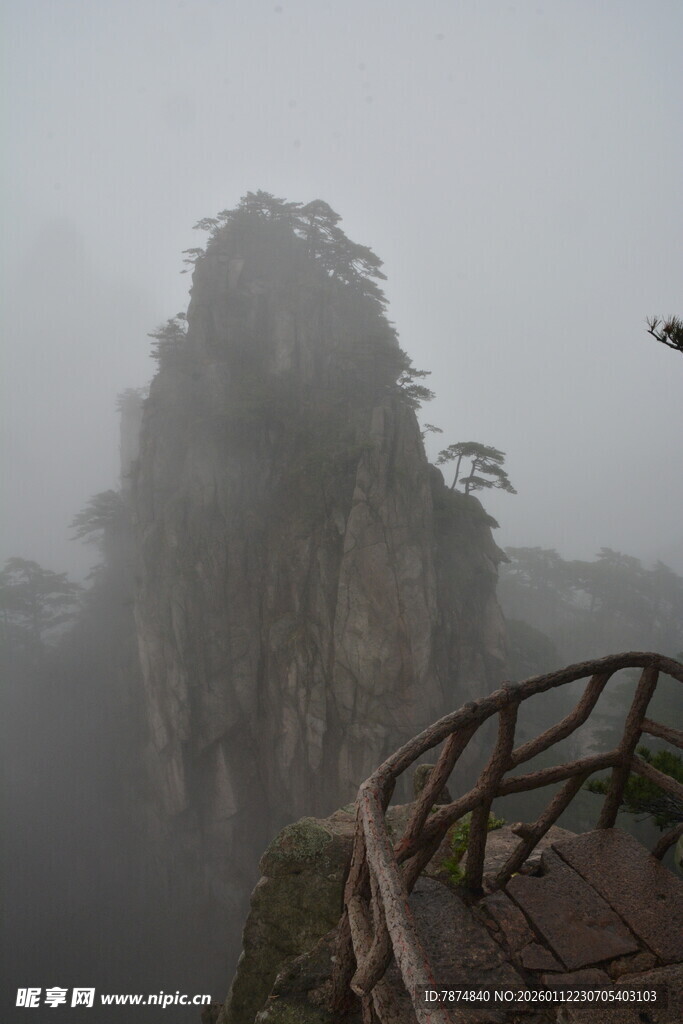 雾中奇峰与观景栈道