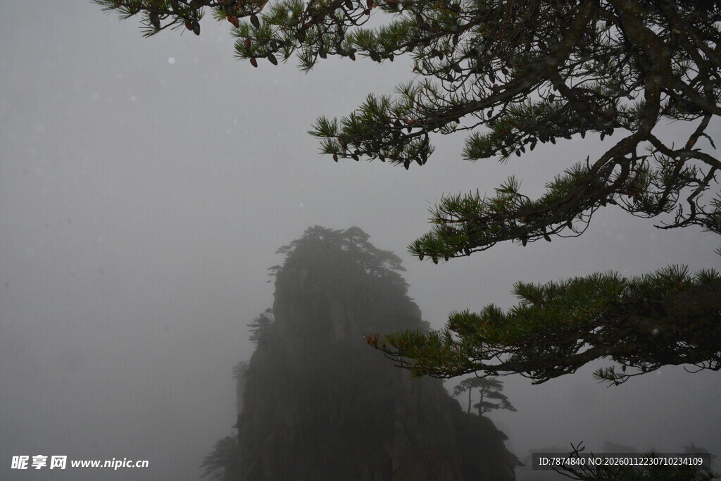 云雾缭绕中的峻峭山峰