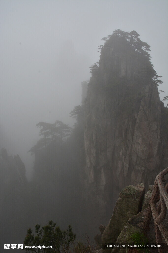 雾中峻峭山峰景观