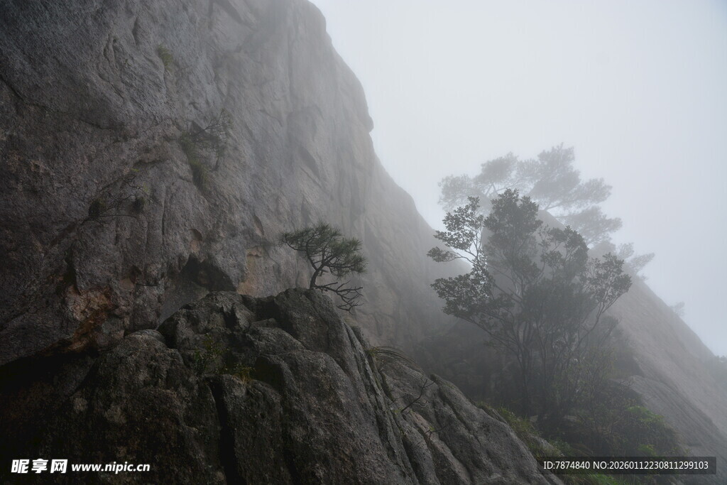 雾中峻峭山景