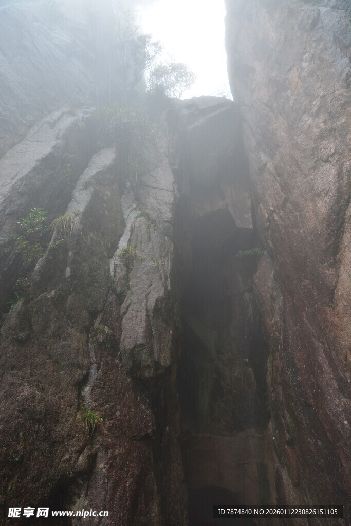 云雾缭绕的险峻山间景色
