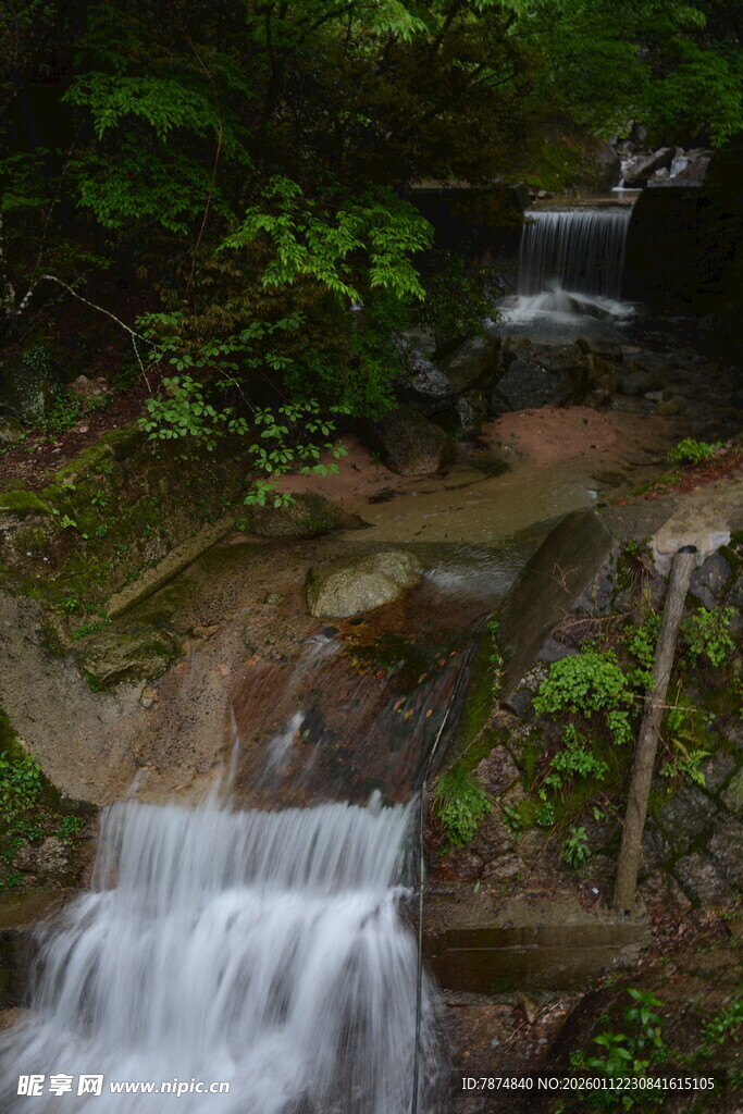 山间潺潺小瀑布景观