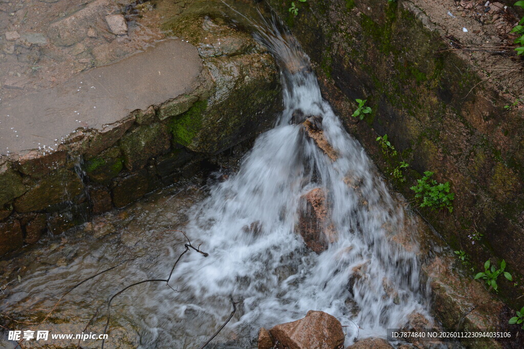 山间小瀑布潺潺流水