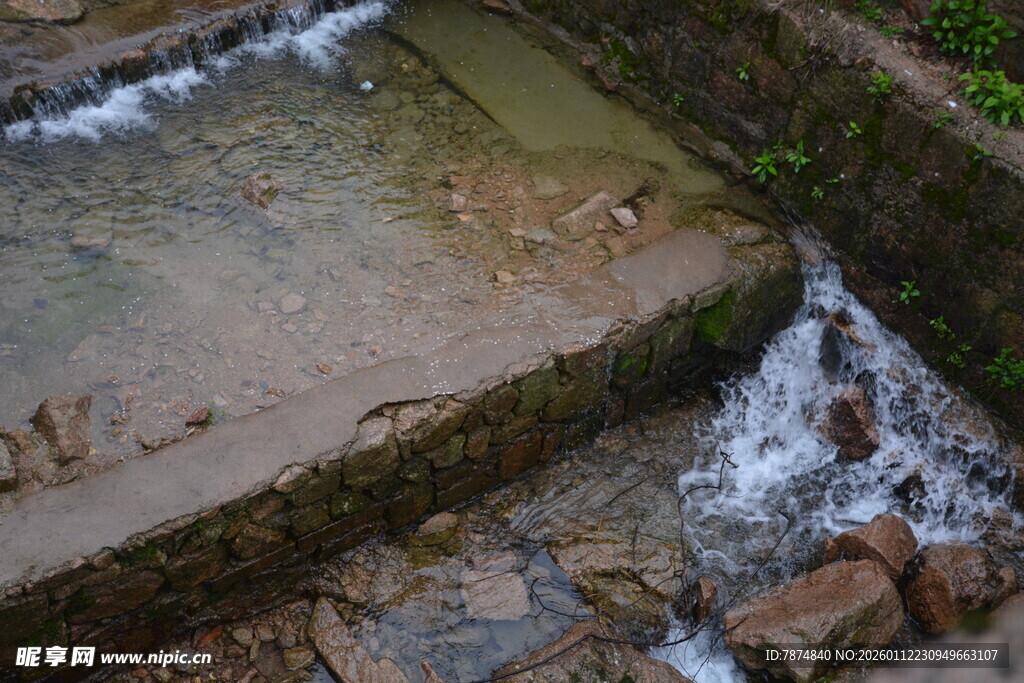 山间溪流潺潺小景