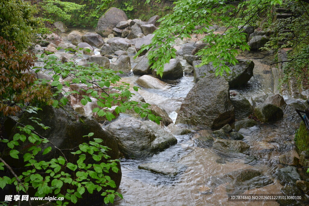 山间溪流穿石而过