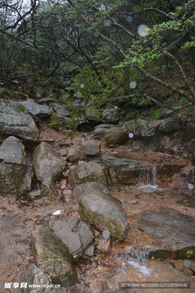 山间溪流旁的嶙峋怪石