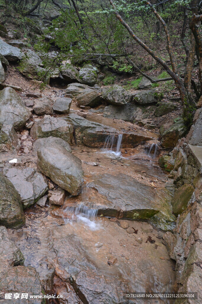山间溪流处的嶙峋怪石
